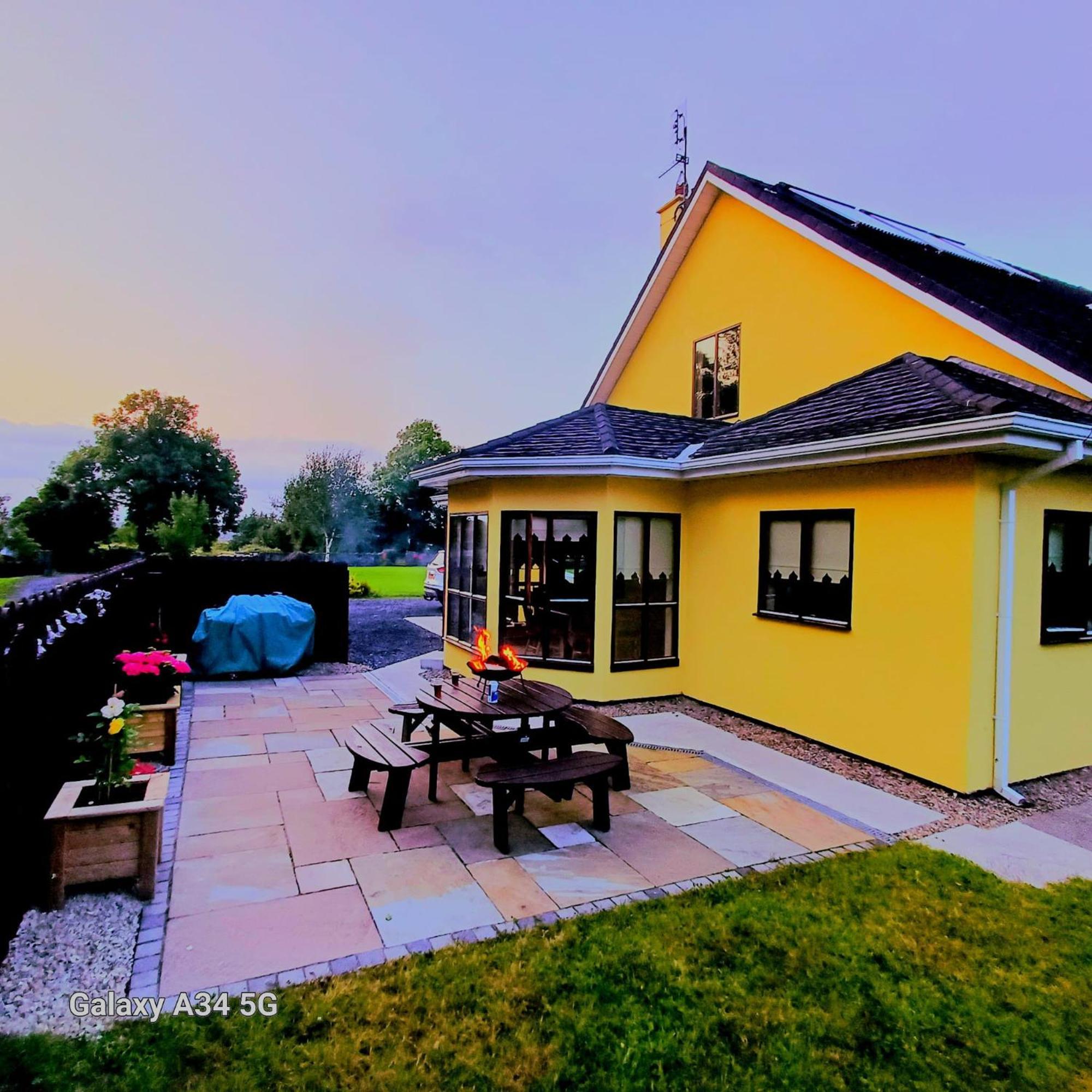 Yellow House Westport Extérieur photo